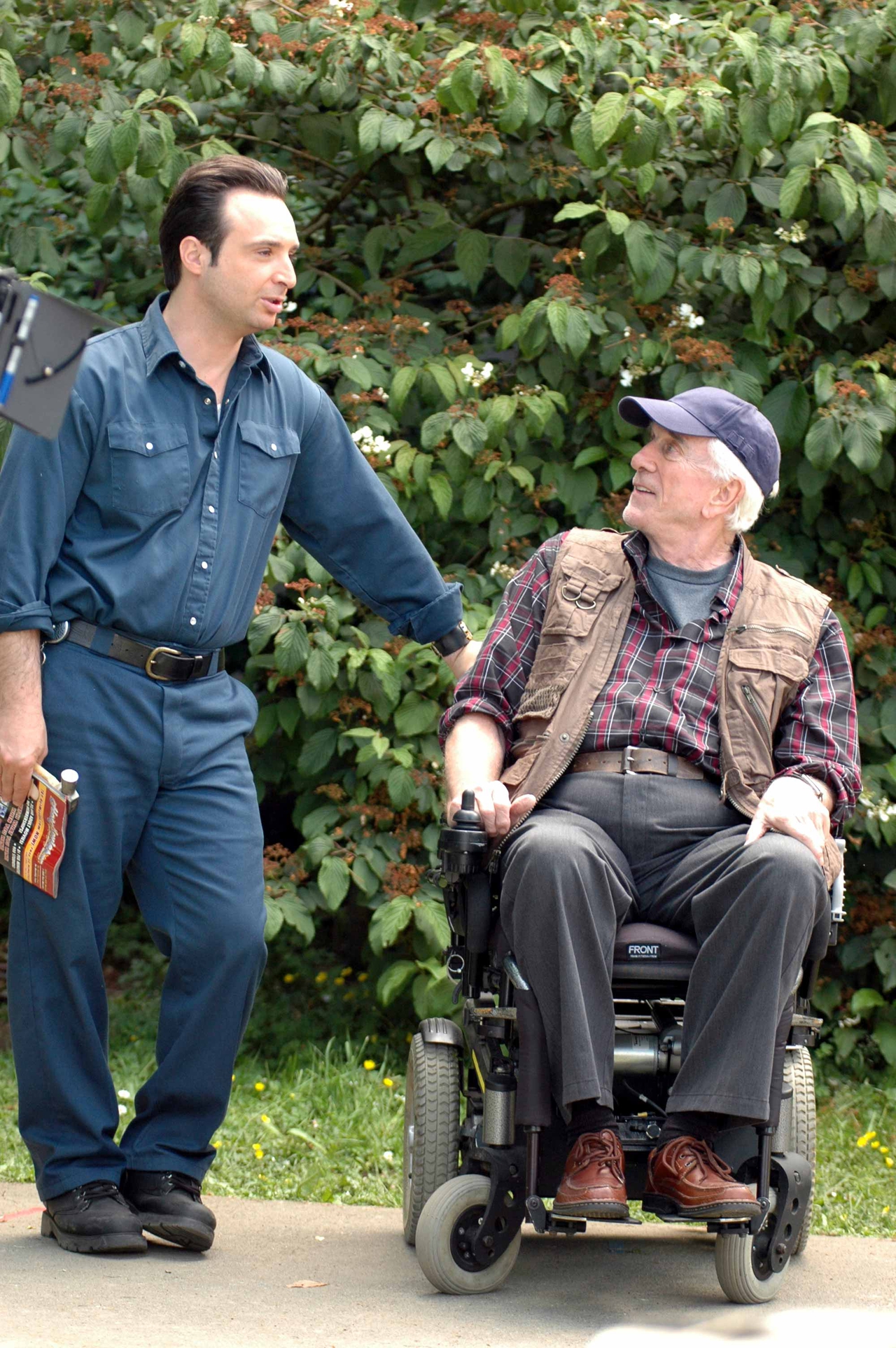 جان کاسینی در صحنه سریال تلویزیونی Robson Arms به همراه لسلی نیلسن