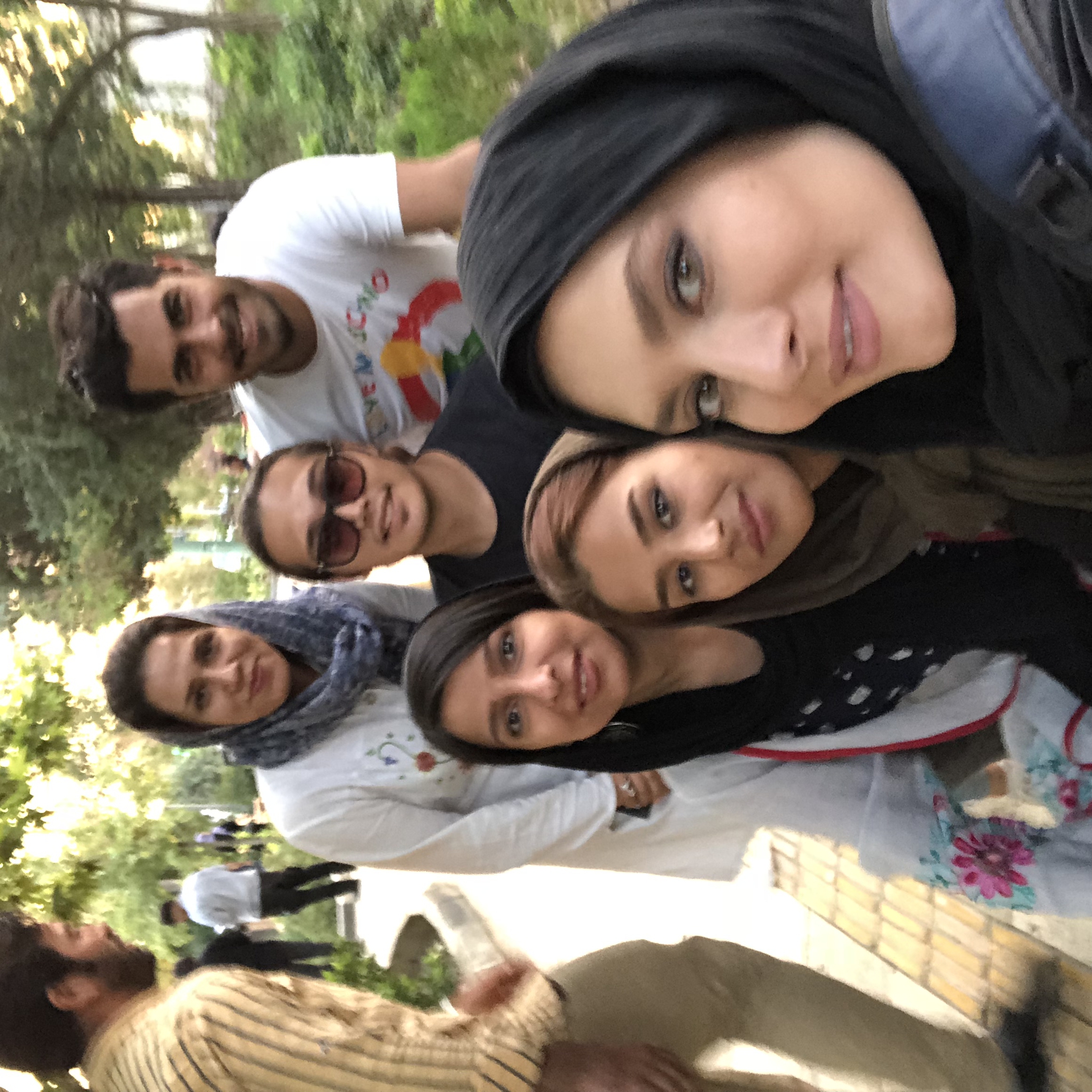 تصویری از پژمان بیوک سینما و تلویزیون در حال بازیگری سر صحنه یکی از آثارش