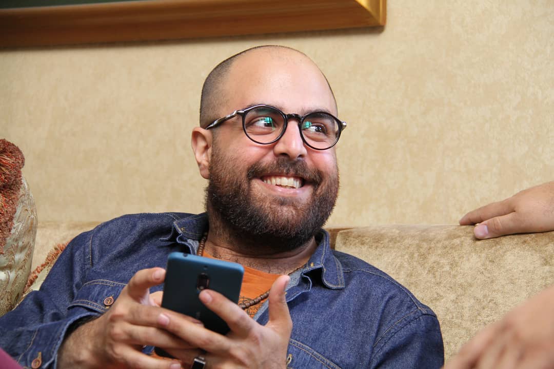 تصویری از علی شفیعی ثابت، چهره‌پرداز و بازیگر سینما و تلویزیون در پشت صحنه یکی از آثارش