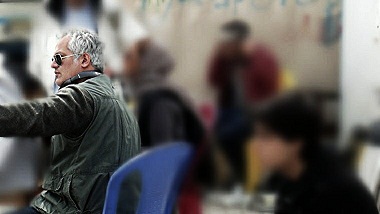 تصویری از بهروز سبط‌ رسول، کارگردان سینما و تلویزیون در حال بازیگری سر صحنه یکی از آثارش