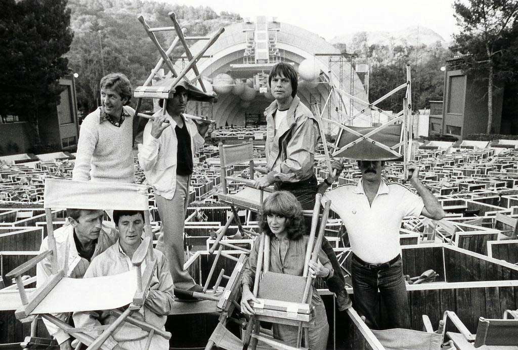 تری گیلیام در صحنه فیلم سینمایی Monty Python Live at the Hollywood Bowl به همراه Terry Jones، Carol Cleveland، Eric Idle، Graham Chapman، Michael Palin و جان کلیز