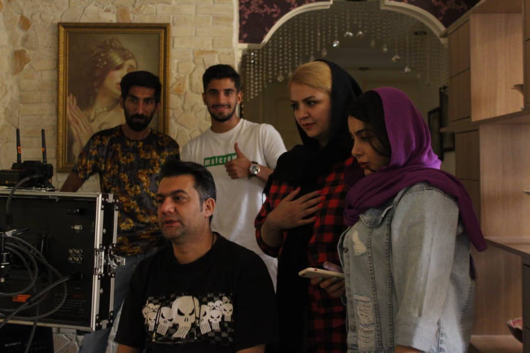 تصویری از امیر کرم یزدی، کارگردان و نویسنده سینما و تلویزیون در پشت صحنه یکی از آثارش
