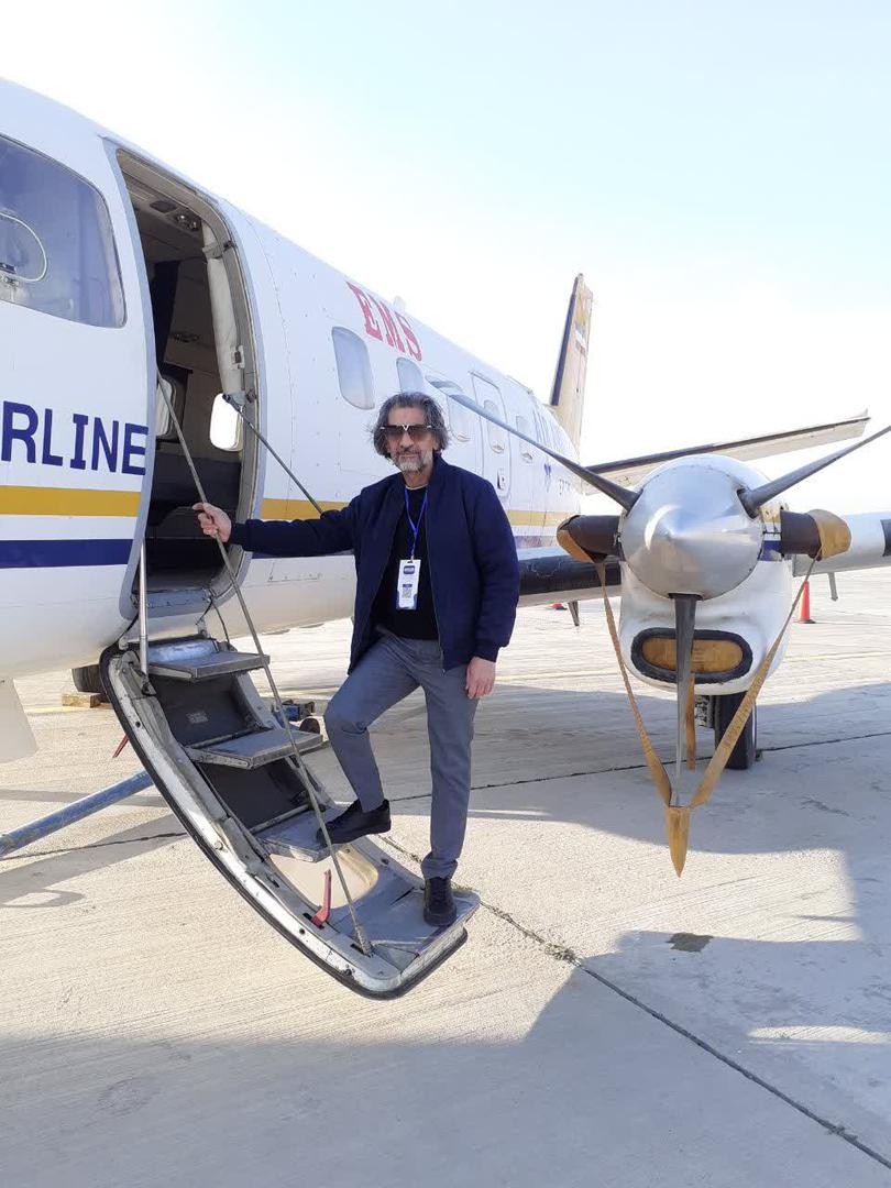 تصویری از علی ذاکری، بازیگر سینما و تلویزیون در پشت صحنه یکی از آثارش