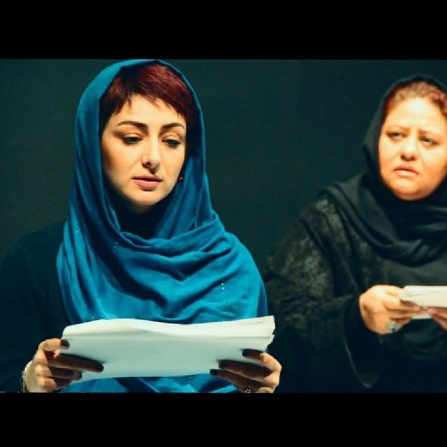 تصویری از ویدا جوان، بازیگر سینما و تلویزیون در حال بازیگری سر صحنه یکی از آثارش به همراه رابعه اسکویی