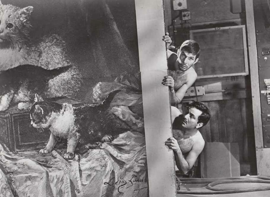 لئونارد نیموی در صحنه فیلم سینمایی The Balcony به همراه پیتر فالک