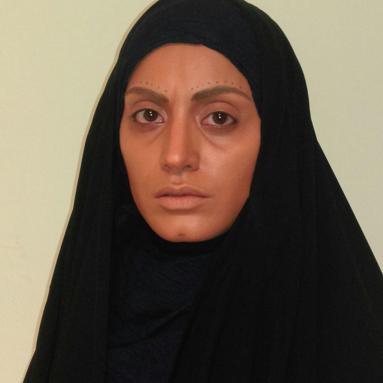 تصویری از زینب قادری، بازیگر سینما و تلویزیون در حال بازیگری سر صحنه یکی از آثارش