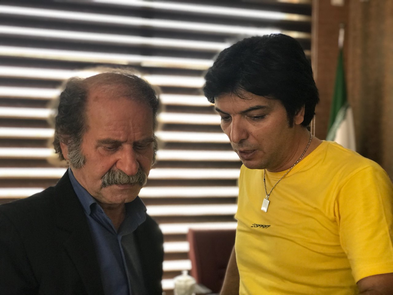 فرج‌الله گل‌سفیدی در پشت صحنه سریال تلویزیونی مس به همراه عبدالرضا صادقی‌جهانی