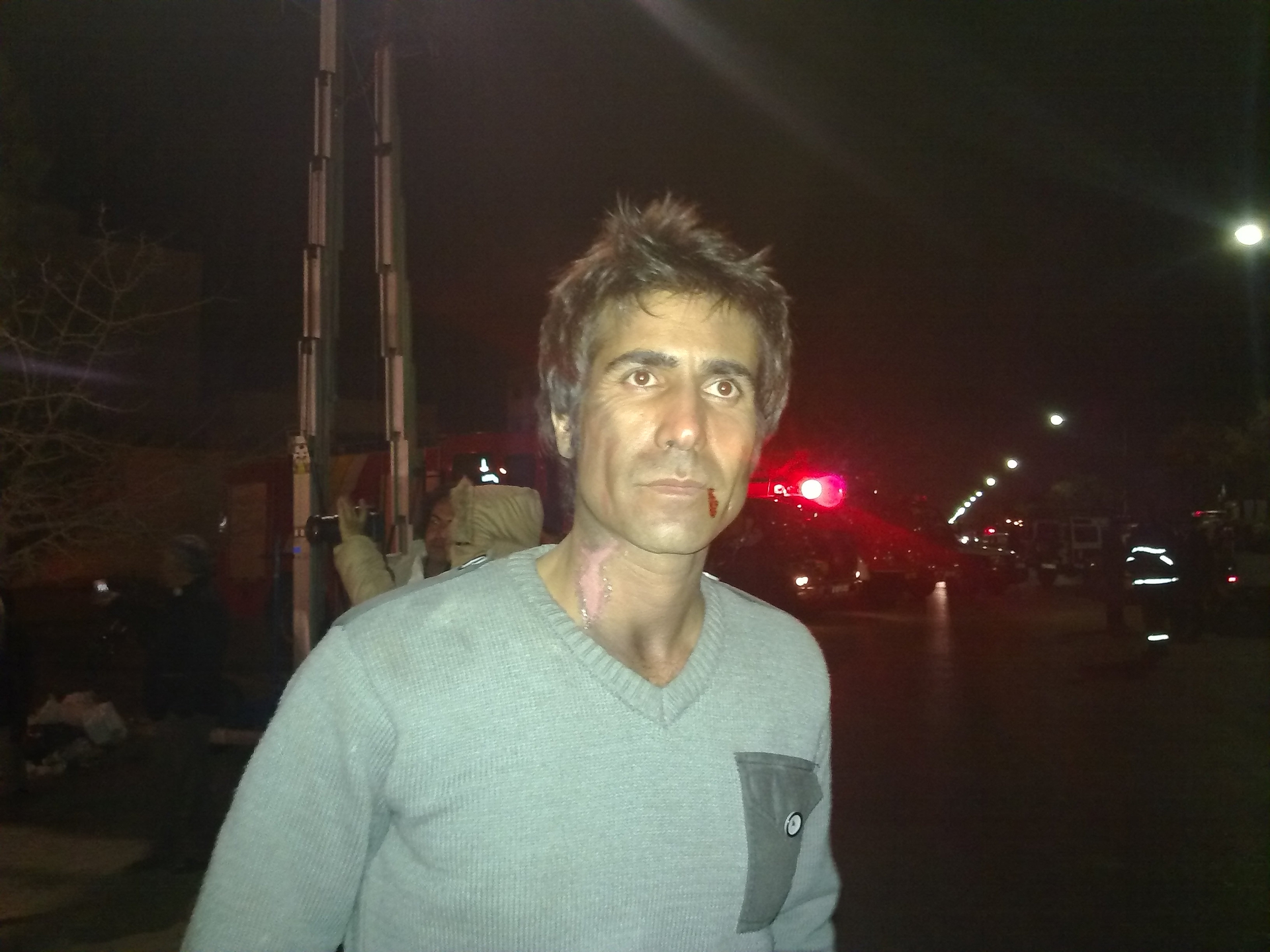 تصویری از ساسان حبیبی، بازیگر و نویسنده سینما و تلویزیون در حال بازیگری سر صحنه یکی از آثارش