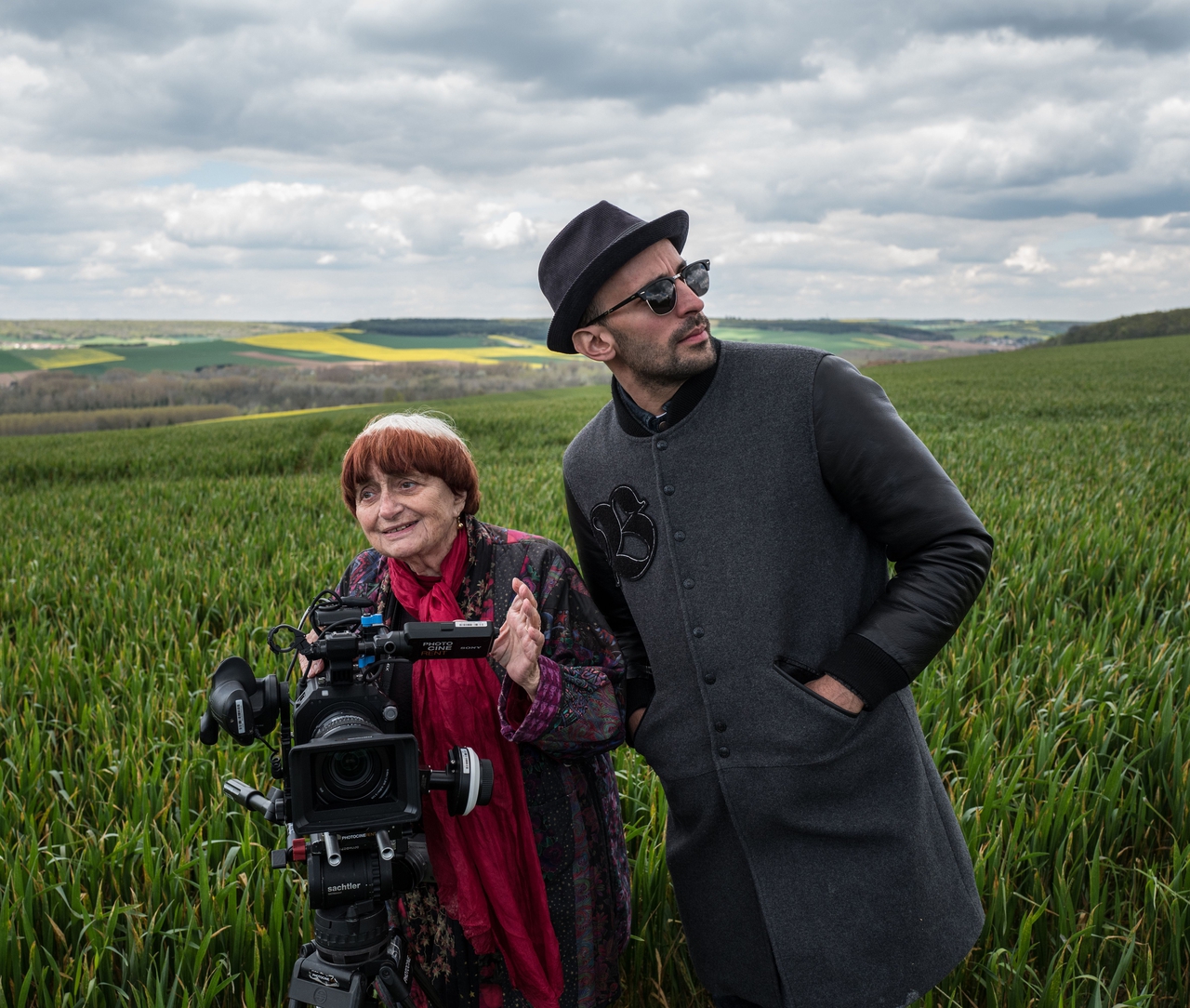 Agnès Varda در صحنه فیلم سینمایی Faces Places به همراه JR