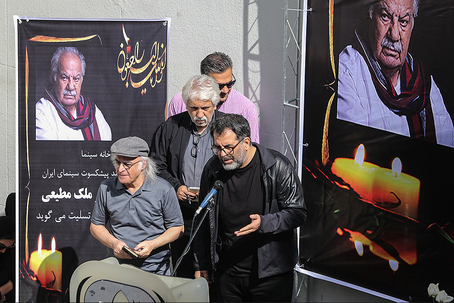 تصویری از فریدون جیرانی، نویسنده و کارگردان سینما و تلویزیون در حال بازیگری سر صحنه یکی از آثارش به همراه ناصر ملک‌مطیعی