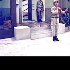تصویری از عزیز حاتمی، بازیگر سینما و تلویزیون در حال بازیگری سر صحنه یکی از آثارش