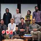 تصویری از علی سرابی، بازیگر و گوینده سینما و تلویزیون در پشت صحنه یکی از آثارش به همراه ستاره پسیانی، مارال بنی‌آدم و نوید محمدزاده