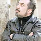 تصویری از سیامک انصاری، بازیگر و گوینده سینما و تلویزیون در حال بازیگری سر صحنه یکی از آثارش