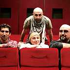 تصویری از تینو صالحی، بازیگر سینما و تلویزیون در پشت صحنه یکی از آثارش به همراه بهنوش بختیاری، سینا رازانی و امیرکاوه آهنجان