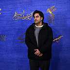 تصویری از مسعود بخشی، کارگردان و نویسنده سینما و تلویزیون در حال بازیگری سر صحنه یکی از آثارش