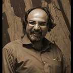 تصویری از محمود فتح نیا، نویسنده و کارگردان سینما و تلویزیون در حال بازیگری سر صحنه یکی از آثارش