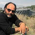 تصویری از محمود فتح نیا، نویسنده و کارگردان سینما و تلویزیون در حال بازیگری سر صحنه یکی از آثارش