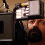 تصویری از اصغر فرهادی، نویسنده و کارگردان سینما و تلویزیون در پشت صحنه یکی از آثارش