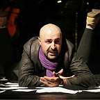 تصویری از تینو صالحی، بازیگر سینما و تلویزیون در حال بازیگری سر صحنه یکی از آثارش