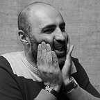 تصویری از تینو صالحی، بازیگر سینما و تلویزیون در پشت صحنه یکی از آثارش
