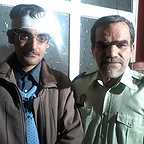 تصویری از سید مسعود حسینی، بازیگر و نویسنده سینما و تلویزیون در حال بازیگری سر صحنه یکی از آثارش
