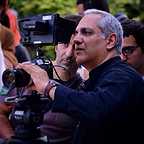 تصویری از مهران مدیری، بازیگر و کارگردان سینما و تلویزیون در پشت صحنه یکی از آثارش