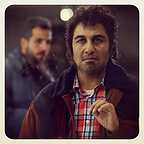 تصویری از رضا عطاران، بازیگر و کارگردان سینما و تلویزیون در حال بازیگری سر صحنه یکی از آثارش