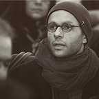 تصویری از بابک حمیدیان، بازیگر سینما و تلویزیون در حال بازیگری سر صحنه یکی از آثارش