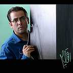 تصویری از امیررضا دلاوری، بازیگر و خواننده تیتراژ سینما و تلویزیون در حال بازیگری سر صحنه یکی از آثارش