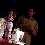 تصویری از معصومه رحمانی، بازیگر سینما و تلویزیون در حال بازیگری سر صحنه یکی از آثارش