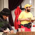 تصویری از سینا کرمی، بازیگر سینما و تلویزیون در حال بازیگری سر صحنه یکی از آثارش