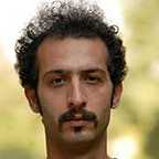 تصویری از حسین امیدی، بازیگر سینما و تلویزیون در حال بازیگری سر صحنه یکی از آثارش