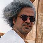 تصویری از عباس احمدی مطلق، کارگردان و نویسنده سینما و تلویزیون در حال بازیگری سر صحنه یکی از آثارش