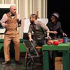 تصویری از سینا کرمی، بازیگر سینما و تلویزیون در حال بازیگری سر صحنه یکی از آثارش به همراه تینو صالحی