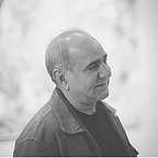 تصویری از پرویز پرستویی، بازیگر و تهیه کننده سینما و تلویزیون در حال بازیگری سر صحنه یکی از آثارش