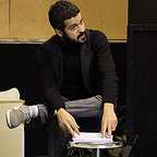 تصویری از مجتبی پیرزاده، بازیگر سینما و تلویزیون در پشت صحنه یکی از آثارش