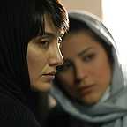 تصویری از هدیه تهرانی، بازیگر و طراح لباس سینما و تلویزیون در حال بازیگری سر صحنه یکی از آثارش