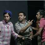 تصویری از سروش جمشیدی، بازیگر و مجری سینما و تلویزیون در حال بازیگری سر صحنه یکی از آثارش