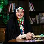 تصویری از فاطمه محمدی، مجری سینما و تلویزیون در حال بازیگری سر صحنه یکی از آثارش