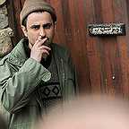 تصویری از مهدی فریضه، بازیگر سینما و تلویزیون در حال بازیگری سر صحنه یکی از آثارش