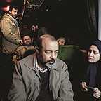 تصویری از سعید آقاخانی، بازیگر و کارگردان سینما و تلویزیون در حال بازیگری سر صحنه یکی از آثارش