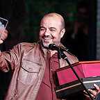 تصویری از سعید آقاخانی، بازیگر و کارگردان سینما و تلویزیون در حال بازیگری سر صحنه یکی از آثارش