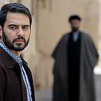 تصویری از حسام حسنی، بازیگر سینما و تلویزیون در حال بازیگری سر صحنه یکی از آثارش