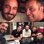 تصویری از بهادر مافی، بازیگر و گروه فیلمبرداری سینما و تلویزیون در پشت صحنه یکی از آثارش به همراه رضا عطاران