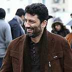 تصویری از سید مرتضی مصطفوی، نویسنده سینما و تلویزیون در حال بازیگری سر صحنه یکی از آثارش