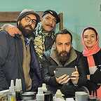 تصویری از علی شفیعی ثابت، چهره‌پرداز و بازیگر سینما و تلویزیون در پشت صحنه یکی از آثارش به همراه امیر جعفری، گلاره عباسی و پیام اسکندری