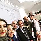 تصویری از ویدا جوان، بازیگر سینما و تلویزیون در پشت صحنه یکی از آثارش به همراه امین میری، نیما رئیسی، آرزو افشار، آزاده نوبهار و علی امیری