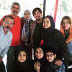 تصویری از پریسا مقتدی، بازیگر سینما و تلویزیون در پشت صحنه یکی از آثارش به همراه نیلوفر هوشمند، امیر کاظمی، سروش صحت، افشین سنگ‌چاپ و سوگل قلاتیان