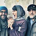 تصویری از علی شفیعی ثابت، چهره‌پرداز و بازیگر سینما و تلویزیون در پشت صحنه یکی از آثارش به همراه عبدالله اسکندری و پریناز ایزدیار