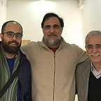 تصویری از علی شفیعی ثابت، چهره‌پرداز و بازیگر سینما و تلویزیون در پشت صحنه یکی از آثارش به همراه عبدالله اسکندری و حسن فتحی